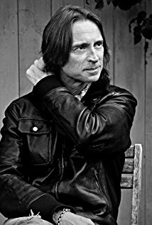How tall is Robert Carlyle?